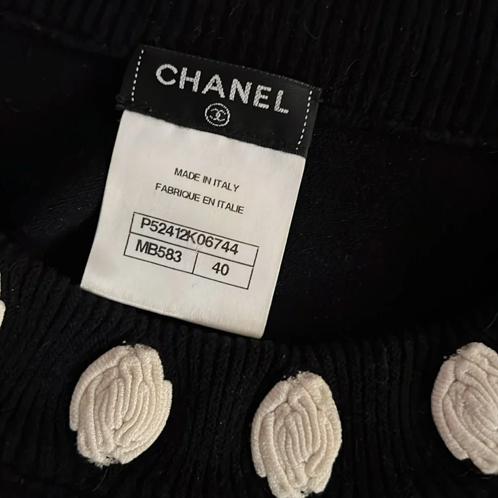 CHANEL BLACK SWEATER with White Camilla Flowers Size 40 - Picture 7 of 11
